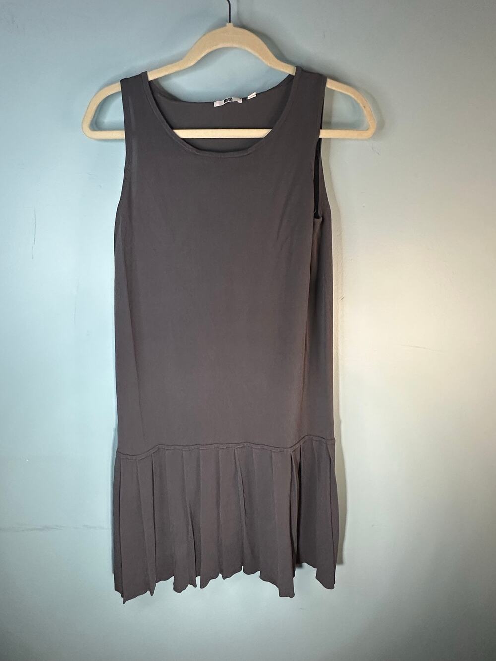 UNIQLO charcoal gray drop waist dress pleated bottom hem Medium schoolgirl